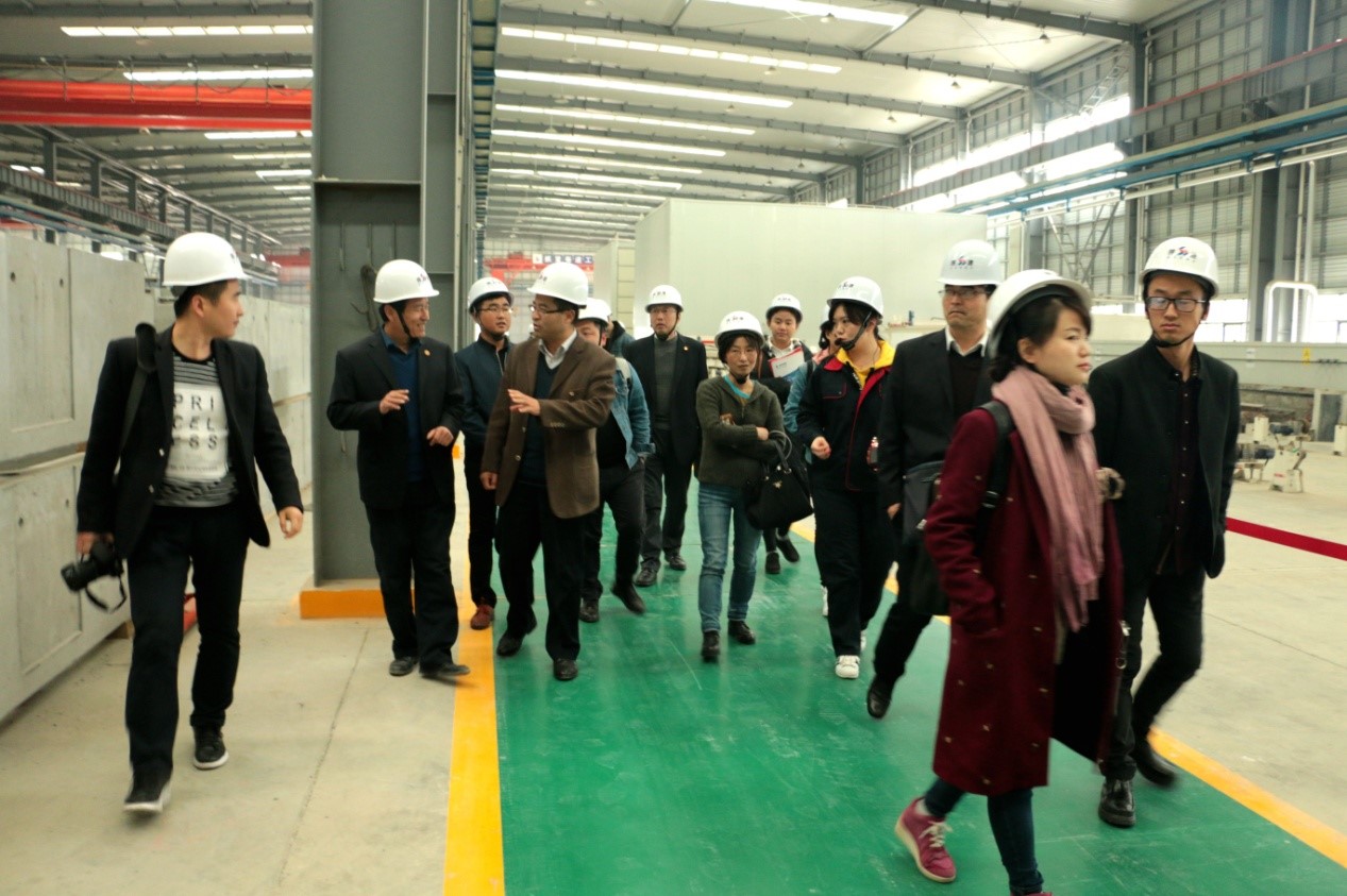 “追趕超越，國企在行動”采訪團走進 陜建投資集團建筑產(chǎn)業(yè)基地
